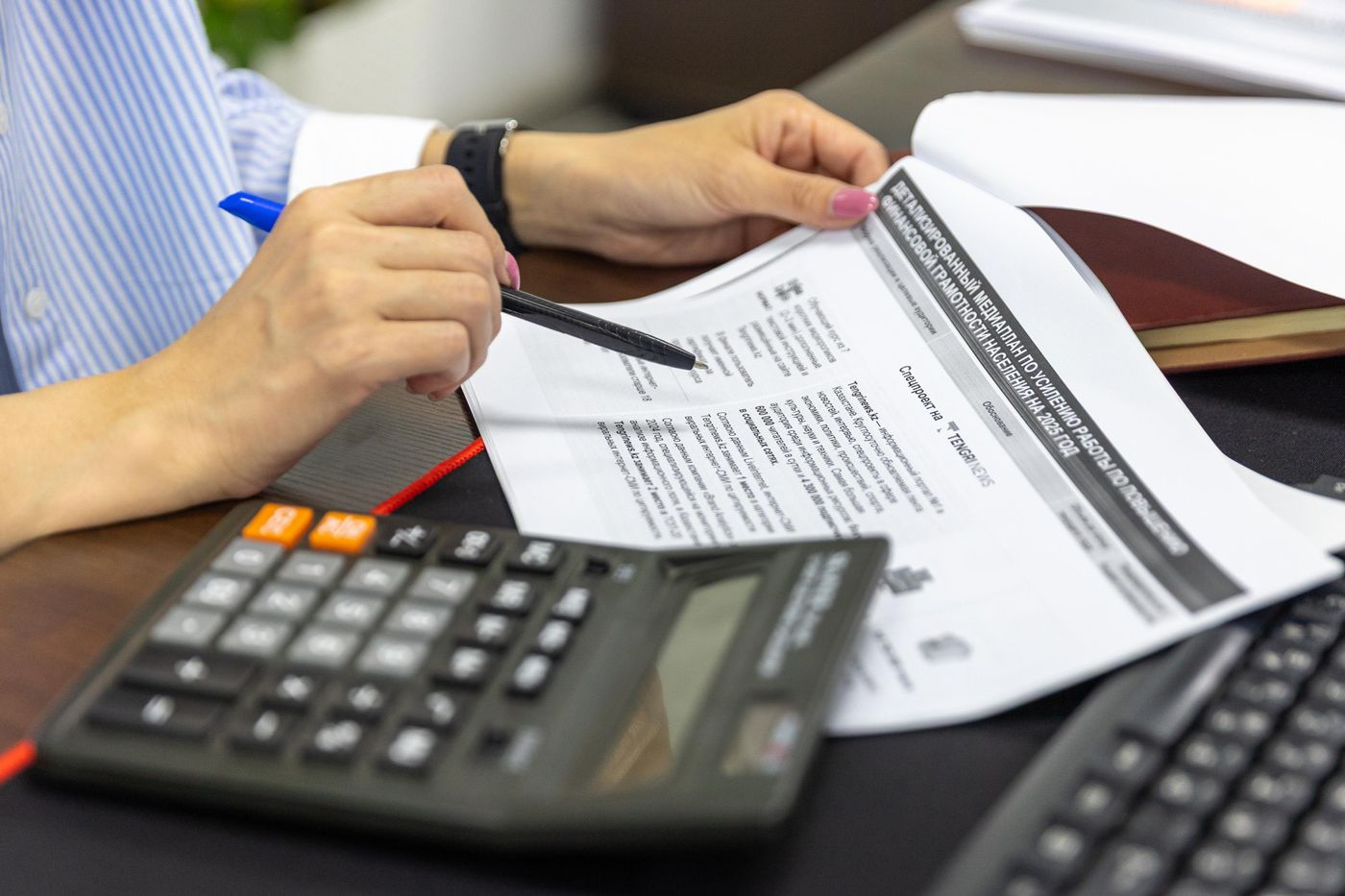 Finanzanalyse mit Taschenrechner und Unterlagen